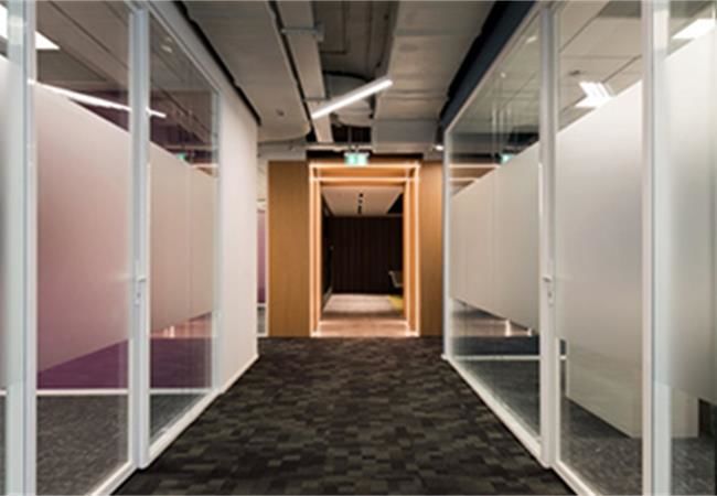 合肥辦公室隔斷裝修施工哪家好？辦公室隔斷發展偏重人性化設計