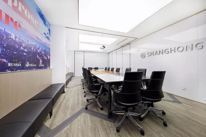 充滿現(xiàn)代簡約感的辦公室裝修設(shè)計